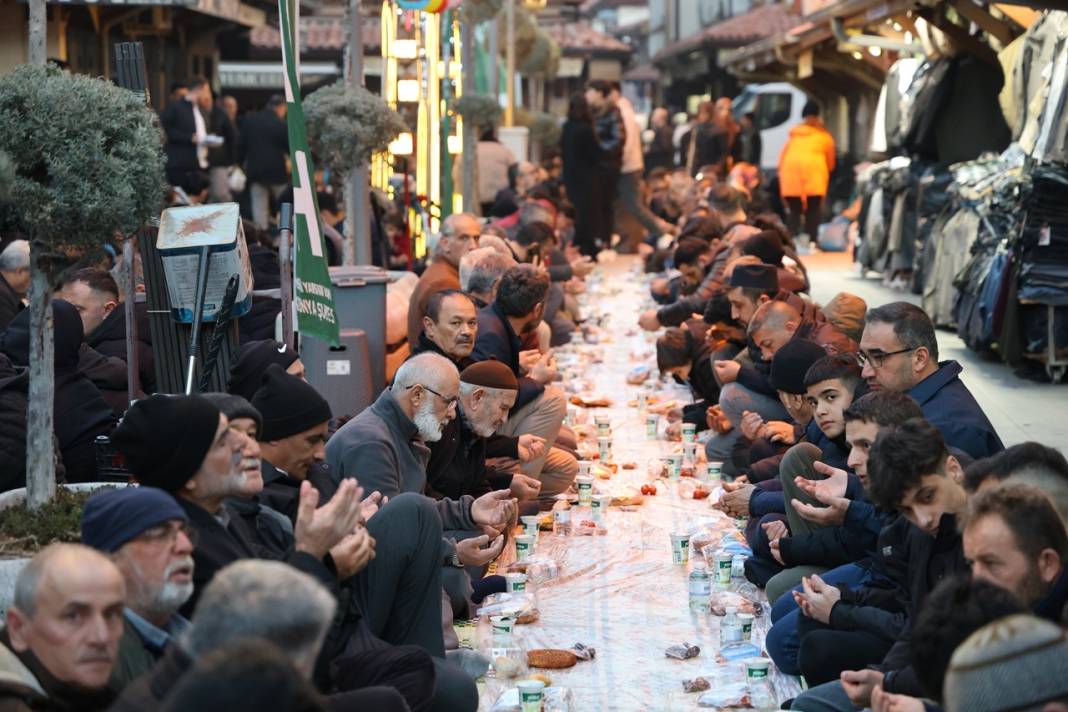 İHH Konya’dan Ümmet İftarı: 4 bin kişi Kapu Camii önünde, 180 bin kişi Gazze’de aynı sofrada buluştu 4